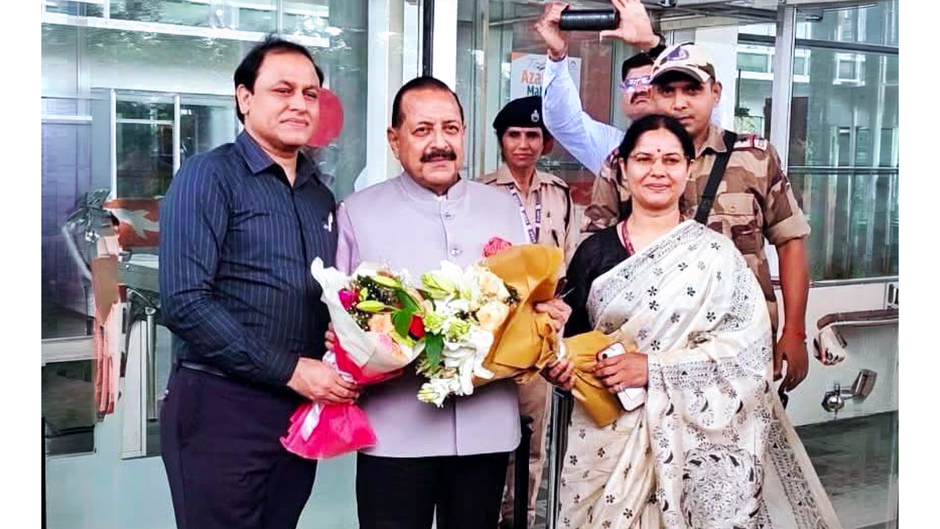 CSIR-IMTECH की निदेशक डॉ.अलका राव ने माननीय केंद्रीय मंत्री एस एंड टी, डॉ. जितेंद्र सिंह के शहर में आगमन पर उनका स्वागत किया